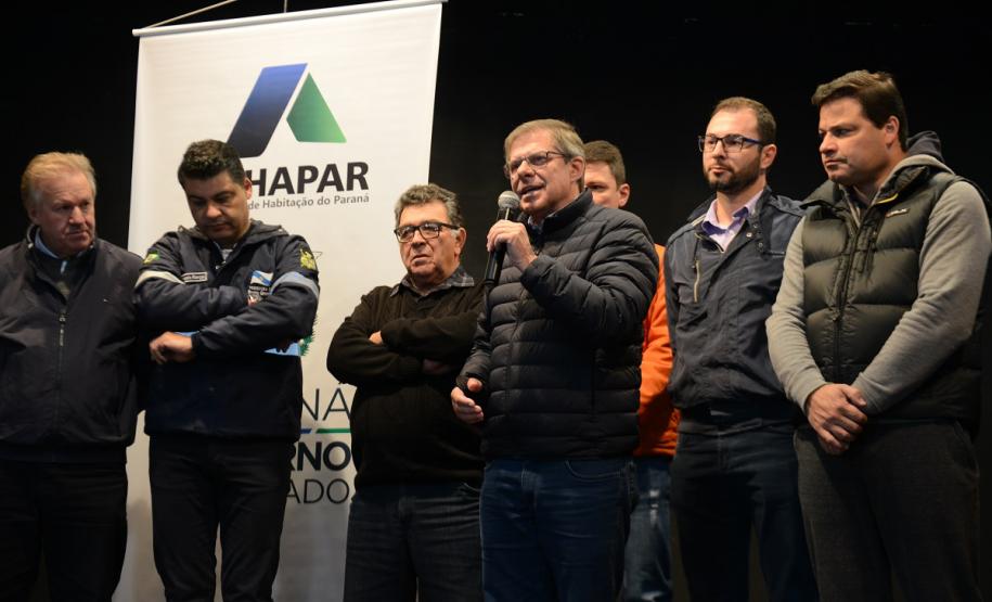 Neste sábado (6), representantes da Cohapar e prefeituras entregaram as escrituras de propriedade de 109 famílias da região dos Campos Gerais em Ponta Grossa. Os documentos foram emitidos pela companhia por meio do programa de Escrituração Direta, que prevê um serviço mais rápido e barato do que aquele praticado pelos tabelionatos.