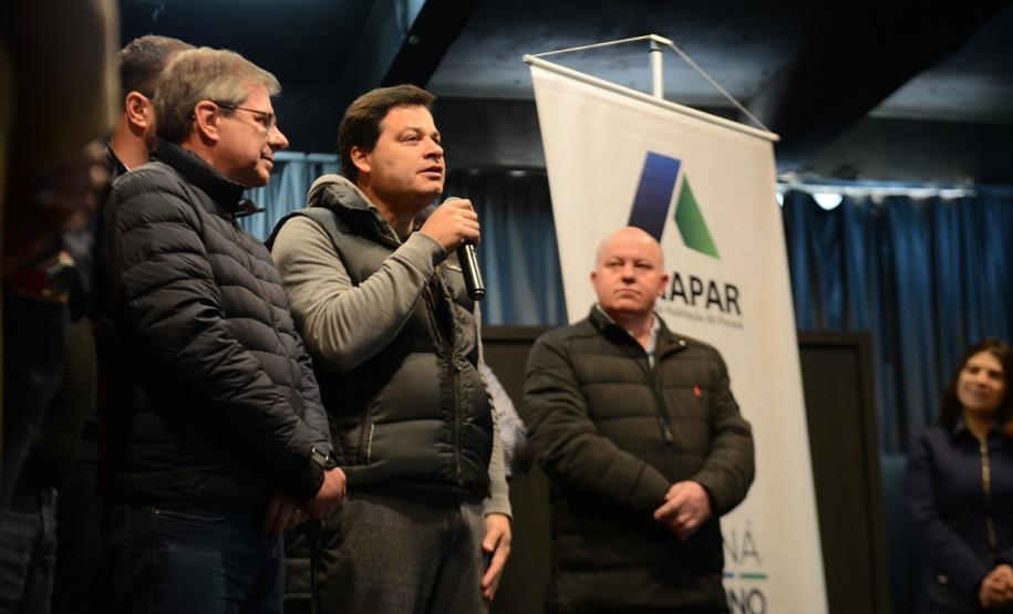 Neste sábado (6), representantes da Cohapar e prefeituras entregaram as escrituras de propriedade de 109 famílias da região dos Campos Gerais em Ponta Grossa. Os documentos foram emitidos pela companhia por meio do programa de Escrituração Direta, que prevê um serviço mais rápido e barato do que aquele praticado pelos tabelionatos.