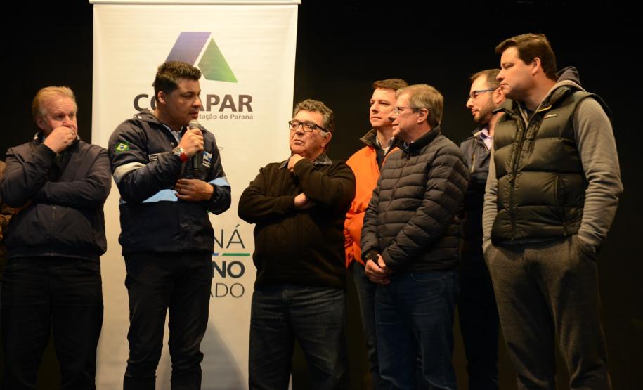 Neste sábado (6), representantes da Cohapar e prefeituras entregaram as escrituras de propriedade de 109 famílias da região dos Campos Gerais em Ponta Grossa. Os documentos foram emitidos pela companhia por meio do programa de Escrituração Direta, que prevê um serviço mais rápido e barato do que aquele praticado pelos tabelionatos.