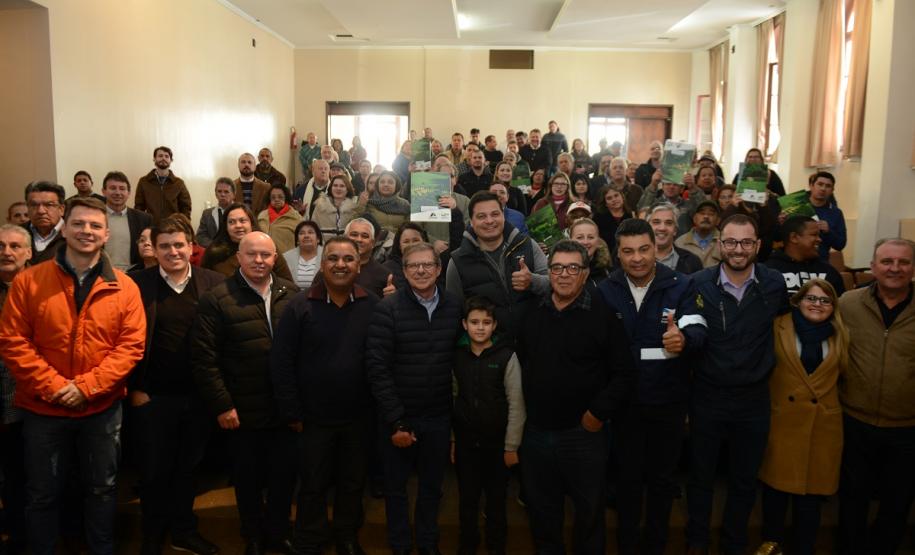 Neste sábado (6), representantes da Cohapar e prefeituras entregaram as escrituras de propriedade de 109 famílias da região dos Campos Gerais em Ponta Grossa. Os documentos foram emitidos pela companhia por meio do programa de Escrituração Direta, que prevê um serviço mais rápido e barato do que aquele praticado pelos tabelionatos.