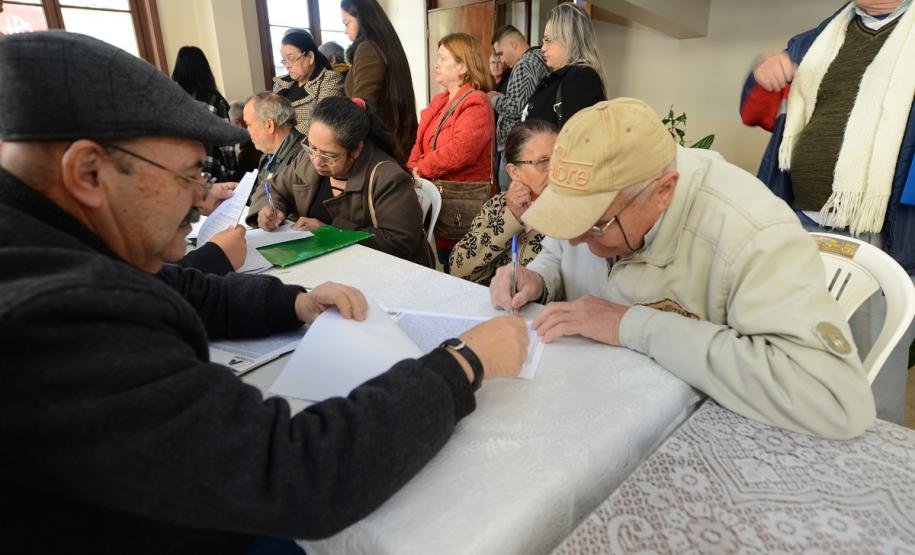 Neste sábado (6), representantes da Cohapar e prefeituras entregaram as escrituras de propriedade de 109 famílias da região dos Campos Gerais em Ponta Grossa. Os documentos foram emitidos pela companhia por meio do programa de Escrituração Direta, que prevê um serviço mais rápido e barato do que aquele praticado pelos tabelionatos.
