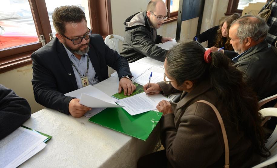 Neste sábado (6), representantes da Cohapar e prefeituras entregaram as escrituras de propriedade de 109 famílias da região dos Campos Gerais em Ponta Grossa. Os documentos foram emitidos pela companhia por meio do programa de Escrituração Direta, que prevê um serviço mais rápido e barato do que aquele praticado pelos tabelionatos.