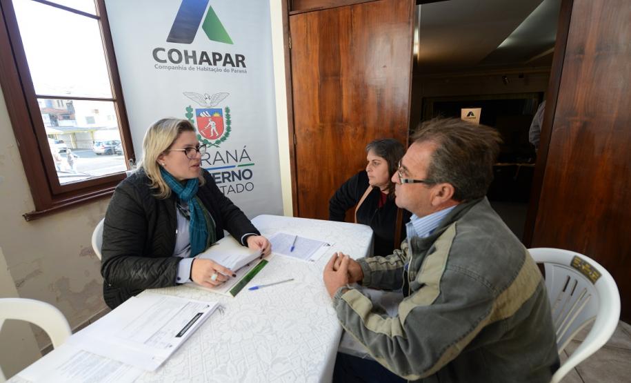 Neste sábado (6), representantes da Cohapar e prefeituras entregaram as escrituras de propriedade de 109 famílias da região dos Campos Gerais em Ponta Grossa. Os documentos foram emitidos pela companhia por meio do programa de Escrituração Direta, que prevê um serviço mais rápido e barato do que aquele praticado pelos tabelionatos.