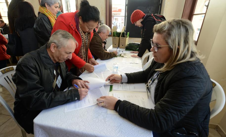 Neste sábado (6), representantes da Cohapar e prefeituras entregaram as escrituras de propriedade de 109 famílias da região dos Campos Gerais em Ponta Grossa. Os documentos foram emitidos pela companhia por meio do programa de Escrituração Direta, que prevê um serviço mais rápido e barato do que aquele praticado pelos tabelionatos.