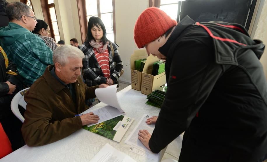 Neste sábado (6), representantes da Cohapar e prefeituras entregaram as escrituras de propriedade de 109 famílias da região dos Campos Gerais em Ponta Grossa. Os documentos foram emitidos pela companhia por meio do programa de Escrituração Direta, que prevê um serviço mais rápido e barato do que aquele praticado pelos tabelionatos.