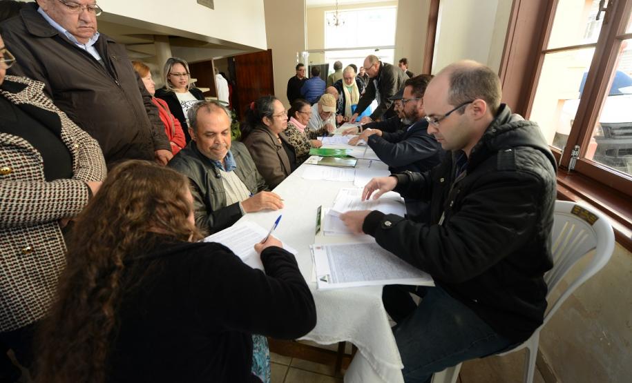 Neste sábado (6), representantes da Cohapar e prefeituras entregaram as escrituras de propriedade de 109 famílias da região dos Campos Gerais em Ponta Grossa. Os documentos foram emitidos pela companhia por meio do programa de Escrituração Direta, que prevê um serviço mais rápido e barato do que aquele praticado pelos tabelionatos.