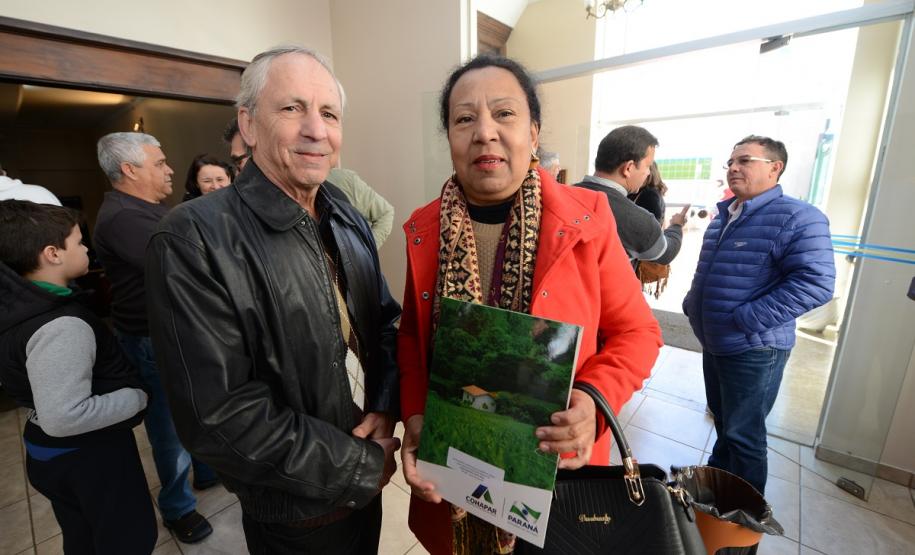 Neste sábado (6), representantes da Cohapar e prefeituras entregaram as escrituras de propriedade de 109 famílias da região dos Campos Gerais em Ponta Grossa. Os documentos foram emitidos pela companhia por meio do programa de Escrituração Direta, que prevê um serviço mais rápido e barato do que aquele praticado pelos tabelionatos.