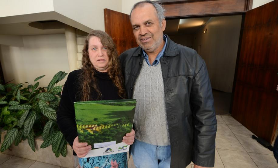 Neste sábado (6), representantes da Cohapar e prefeituras entregaram as escrituras de propriedade de 109 famílias da região dos Campos Gerais em Ponta Grossa. Os documentos foram emitidos pela companhia por meio do programa de Escrituração Direta, que prevê um serviço mais rápido e barato do que aquele praticado pelos tabelionatos.
