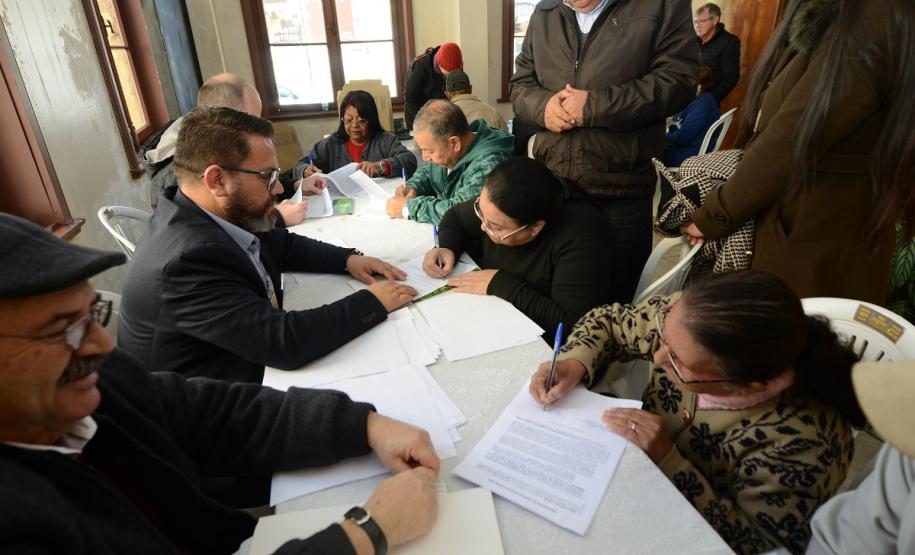 Neste sábado (6), representantes da Cohapar e prefeituras entregaram as escrituras de propriedade de 109 famílias da região dos Campos Gerais em Ponta Grossa. Os documentos foram emitidos pela companhia por meio do programa de Escrituração Direta, que prevê um serviço mais rápido e barato do que aquele praticado pelos tabelionatos.