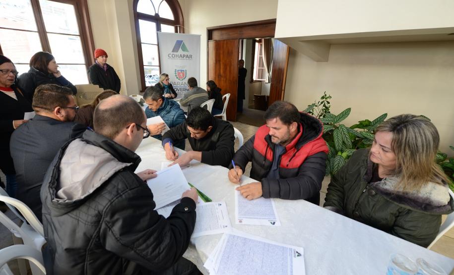 Neste sábado (6), representantes da Cohapar e prefeituras entregaram as escrituras de propriedade de 109 famílias da região dos Campos Gerais em Ponta Grossa. Os documentos foram emitidos pela companhia por meio do programa de Escrituração Direta, que prevê um serviço mais rápido e barato do que aquele praticado pelos tabelionatos.