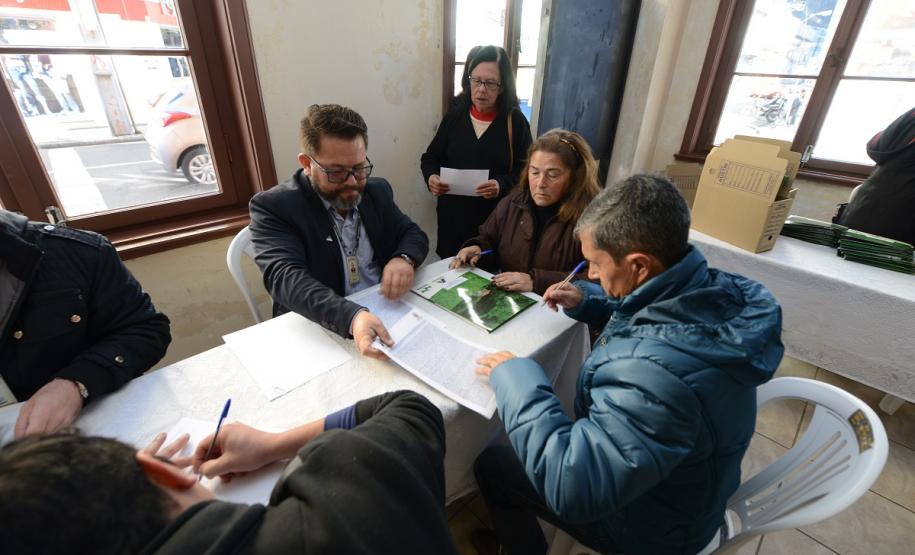 Neste sábado (6), representantes da Cohapar e prefeituras entregaram as escrituras de propriedade de 109 famílias da região dos Campos Gerais em Ponta Grossa. Os documentos foram emitidos pela companhia por meio do programa de Escrituração Direta, que prevê um serviço mais rápido e barato do que aquele praticado pelos tabelionatos.