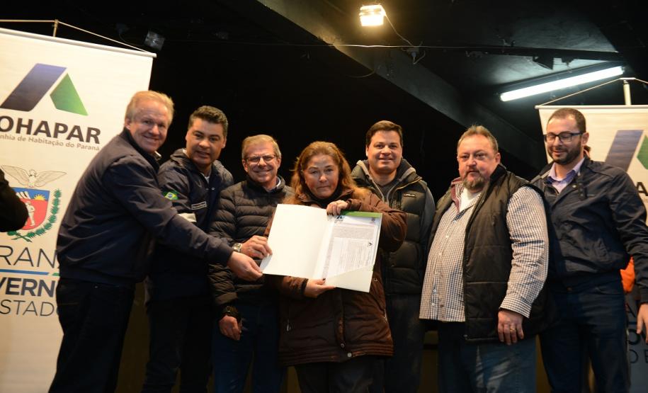 Neste sábado (6), representantes da Cohapar e prefeituras entregaram as escrituras de propriedade de 109 famílias da região dos Campos Gerais em Ponta Grossa. Os documentos foram emitidos pela companhia por meio do programa de Escrituração Direta, que prevê um serviço mais rápido e barato do que aquele praticado pelos tabelionatos.