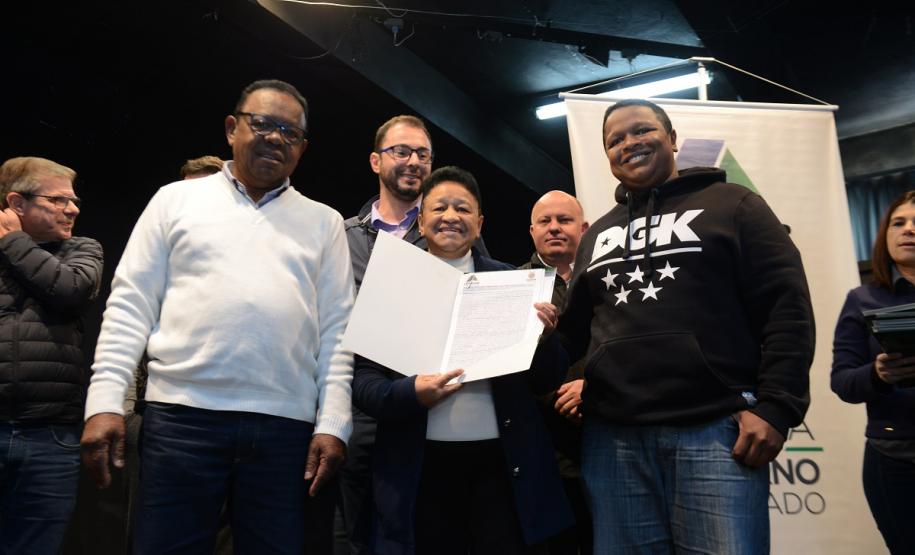 Neste sábado (6), representantes da Cohapar e prefeituras entregaram as escrituras de propriedade de 109 famílias da região dos Campos Gerais em Ponta Grossa. Os documentos foram emitidos pela companhia por meio do programa de Escrituração Direta, que prevê um serviço mais rápido e barato do que aquele praticado pelos tabelionatos.