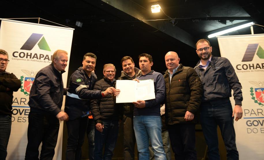 Neste sábado (6), representantes da Cohapar e prefeituras entregaram as escrituras de propriedade de 109 famílias da região dos Campos Gerais em Ponta Grossa. Os documentos foram emitidos pela companhia por meio do programa de Escrituração Direta, que prevê um serviço mais rápido e barato do que aquele praticado pelos tabelionatos.