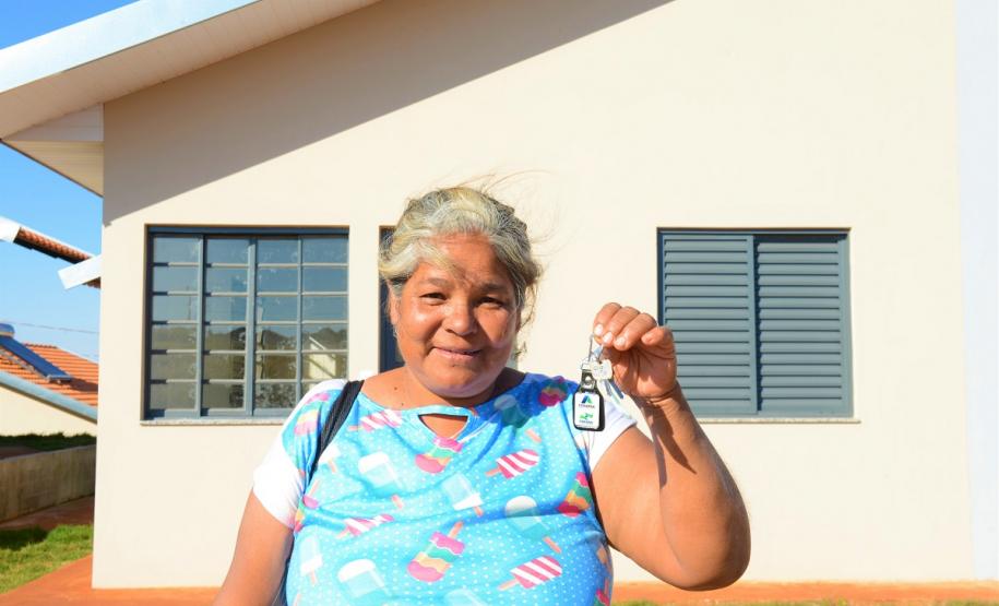 A manhã desta segunda-feira (15) ficará marcada para sempre na vida de cem famílias de Marechal Cândido Rondon, na região Oeste do Paraná. A partir de agora, elas são as proprietárias dos imóveis do Residencial Sol Nascente, empreendimento inaugurado pelo governador em exercício, Darci Piana e que recebeu investimentos de R$ 7,5 milhões do Governo Federal, Governo do Estado e prefeitura.