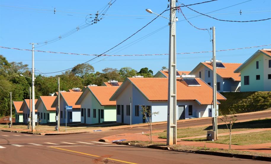 A manhã desta segunda-feira (15) ficará marcada para sempre na vida de cem famílias de Marechal Cândido Rondon, na região Oeste do Paraná. A partir de agora, elas são as proprietárias dos imóveis do Residencial Sol Nascente, empreendimento inaugurado pelo governador em exercício, Darci Piana e que recebeu investimentos de R$ 7,5 milhões do Governo Federal, Governo do Estado e prefeitura.