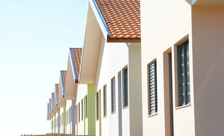 A manhã desta segunda-feira (15) ficará marcada para sempre na vida de cem famílias de Marechal Cândido Rondon, na região Oeste do Paraná. A partir de agora, elas são as proprietárias dos imóveis do Residencial Sol Nascente, empreendimento inaugurado pelo governador em exercício, Darci Piana e que recebeu investimentos de R$ 7,5 milhões do Governo Federal, Governo do Estado e prefeitura.