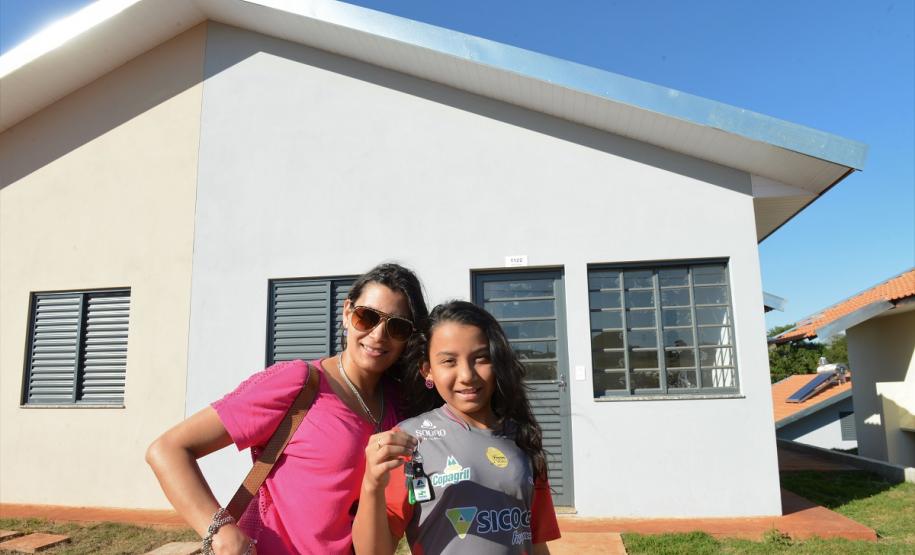 A manhã desta segunda-feira (15) ficará marcada para sempre na vida de cem famílias de Marechal Cândido Rondon, na região Oeste do Paraná. A partir de agora, elas são as proprietárias dos imóveis do Residencial Sol Nascente, empreendimento inaugurado pelo governador em exercício, Darci Piana e que recebeu investimentos de R$ 7,5 milhões do Governo Federal, Governo do Estado e prefeitura.