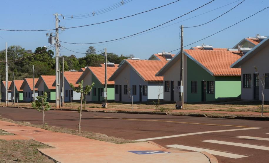 A manhã desta segunda-feira (15) ficará marcada para sempre na vida de cem famílias de Marechal Cândido Rondon, na região Oeste do Paraná. A partir de agora, elas são as proprietárias dos imóveis do Residencial Sol Nascente, empreendimento inaugurado pelo governador em exercício, Darci Piana e que recebeu investimentos de R$ 7,5 milhões do Governo Federal, Governo do Estado e prefeitura.