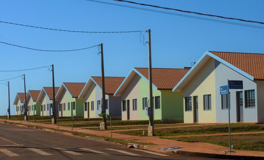 A manhã desta segunda-feira (15) ficará marcada para sempre na vida de cem famílias de Marechal Cândido Rondon, na região Oeste do Paraná. A partir de agora, elas são as proprietárias dos imóveis do Residencial Sol Nascente, empreendimento inaugurado pelo governador em exercício, Darci Piana e que recebeu investimentos de R$ 7,5 milhões do Governo Federal, Governo do Estado e prefeitura.