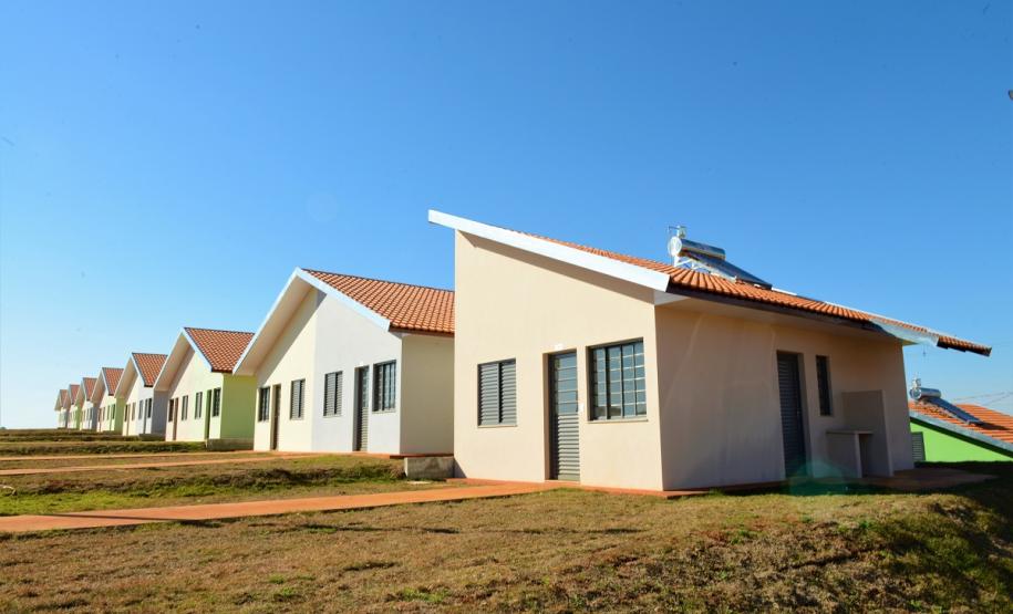 A manhã desta segunda-feira (15) ficará marcada para sempre na vida de cem famílias de Marechal Cândido Rondon, na região Oeste do Paraná. A partir de agora, elas são as proprietárias dos imóveis do Residencial Sol Nascente, empreendimento inaugurado pelo governador em exercício, Darci Piana e que recebeu investimentos de R$ 7,5 milhões do Governo Federal, Governo do Estado e prefeitura.