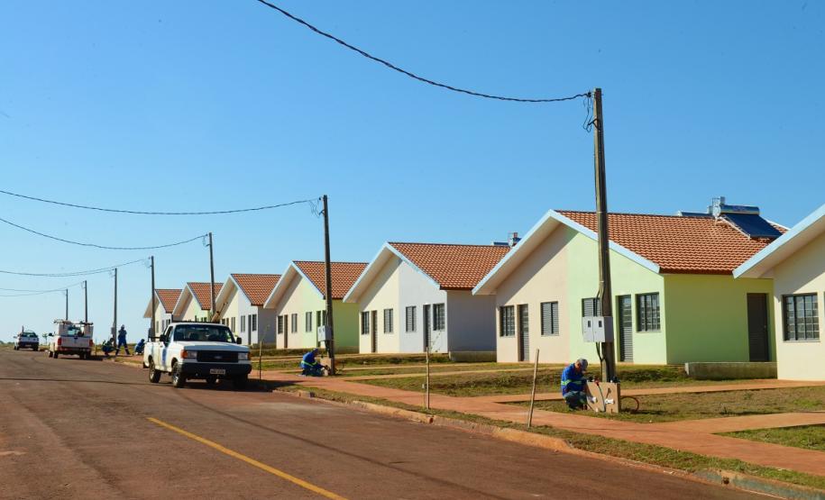 A manhã desta segunda-feira (15) ficará marcada para sempre na vida de cem famílias de Marechal Cândido Rondon, na região Oeste do Paraná. A partir de agora, elas são as proprietárias dos imóveis do Residencial Sol Nascente, empreendimento inaugurado pelo governador em exercício, Darci Piana e que recebeu investimentos de R$ 7,5 milhões do Governo Federal, Governo do Estado e prefeitura.