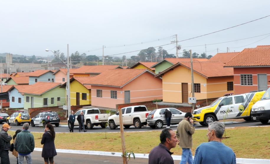 O projeto altera a lei que instituiu o programa. Atualmente o Minha Casa Minha Vida prioriza as famílias que moram em áreas de risco; as desabrigadas; as com mulheres responsáveis pela unidade familiar; e as famílias onde há pessoas com deficiência