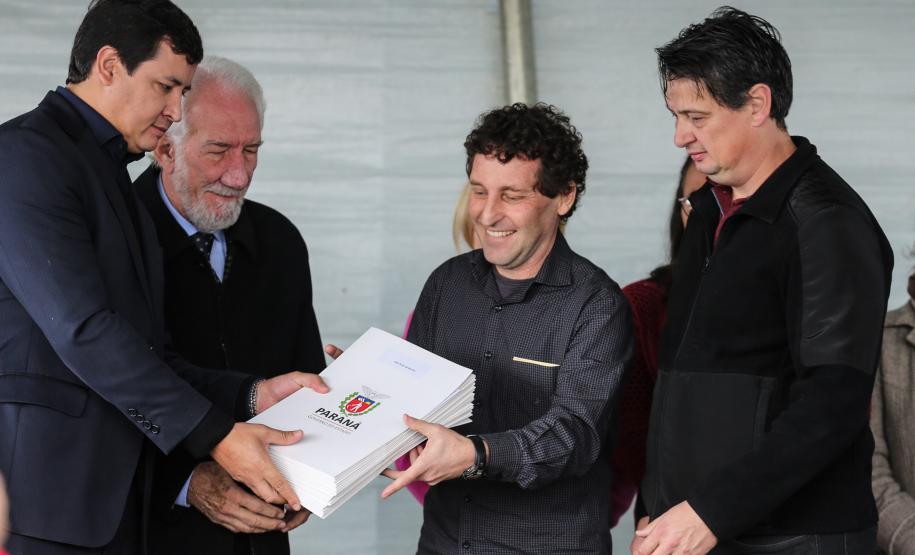 Piraquara ganhou nesta sexta-feira (19) o segundo Centro Municipal de Atendimento Educacional Especializado (CMAEE). O governador em exercício Darci Piana participou da inauguração do CMAEE Gustavo Maier, no bairro Guarituba, que é voltado para crianças portadoras de necessidades especiais.