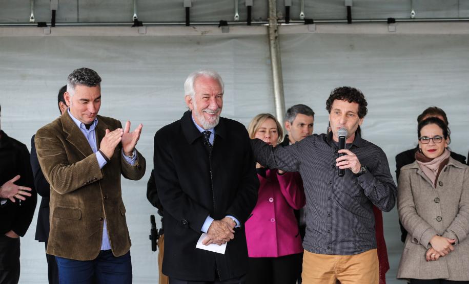 Piraquara ganhou nesta sexta-feira (19) o segundo Centro Municipal de Atendimento Educacional Especializado (CMAEE). O governador em exercício Darci Piana participou da inauguração do CMAEE Gustavo Maier, no bairro Guarituba, que é voltado para crianças portadoras de necessidades especiais.