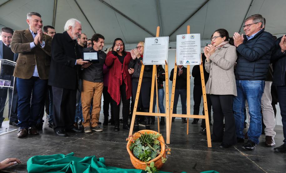 Piraquara ganhou nesta sexta-feira (19) o segundo Centro Municipal de Atendimento Educacional Especializado (CMAEE). O governador em exercício Darci Piana participou da inauguração do CMAEE Gustavo Maier, no bairro Guarituba, que é voltado para crianças portadoras de necessidades especiais.