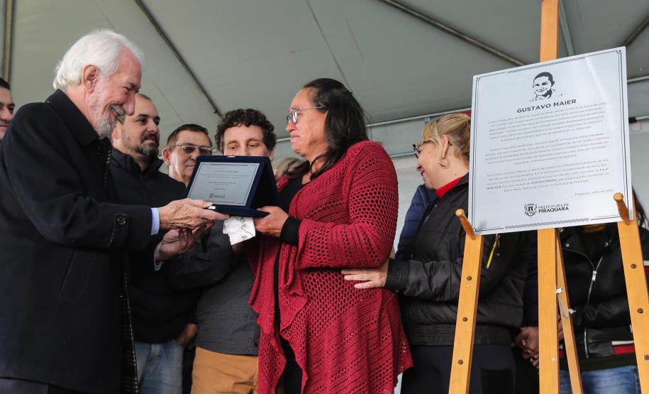 Piraquara ganhou nesta sexta-feira (19) o segundo Centro Municipal de Atendimento Educacional Especializado (CMAEE). O governador em exercício Darci Piana participou da inauguração do CMAEE Gustavo Maier, no bairro Guarituba, que é voltado para crianças portadoras de necessidades especiais.