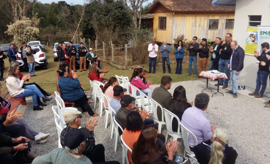 As chaves 37 novas casas populares foram entregues nesta sexta-feira (19) a famílias de pequenos produtores agrícolas da área rural de General Carneiro, na região Sul do Paraná. As moradias foram viabilizadas através de um trabalho conjunto do Governo Estado com o Governo Federal e a prefeitura.