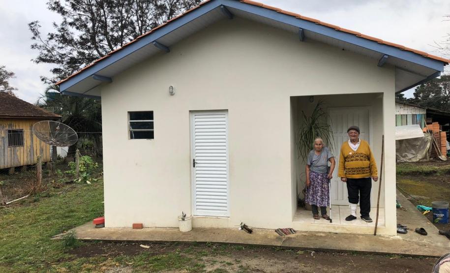 As chaves 37 novas casas populares foram entregues nesta sexta-feira (19) a famílias de pequenos produtores agrícolas da área rural de General Carneiro, na região Sul do Paraná. As moradias foram viabilizadas através de um trabalho conjunto do Governo Estado com o Governo Federal e a prefeitura.