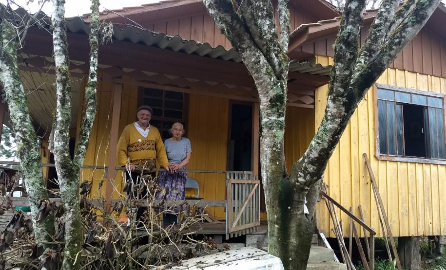 As chaves 37 novas casas populares foram entregues nesta sexta-feira (19) a famílias de pequenos produtores agrícolas da área rural de General Carneiro, na região Sul do Paraná. As moradias foram viabilizadas através de um trabalho conjunto do Governo Estado com o Governo Federal e a prefeitura.