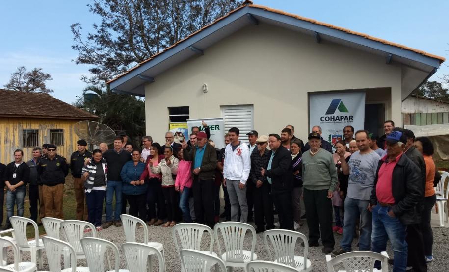 As chaves 37 novas casas populares foram entregues nesta sexta-feira (19) a famílias de pequenos produtores agrícolas da área rural de General Carneiro, na região Sul do Paraná. As moradias foram viabilizadas através de um trabalho conjunto do Governo Estado com o Governo Federal e a prefeitura.
