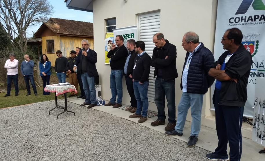 As chaves 37 novas casas populares foram entregues nesta sexta-feira (19) a famílias de pequenos produtores agrícolas da área rural de General Carneiro, na região Sul do Paraná. As moradias foram viabilizadas através de um trabalho conjunto do Governo Estado com o Governo Federal e a prefeitura.
