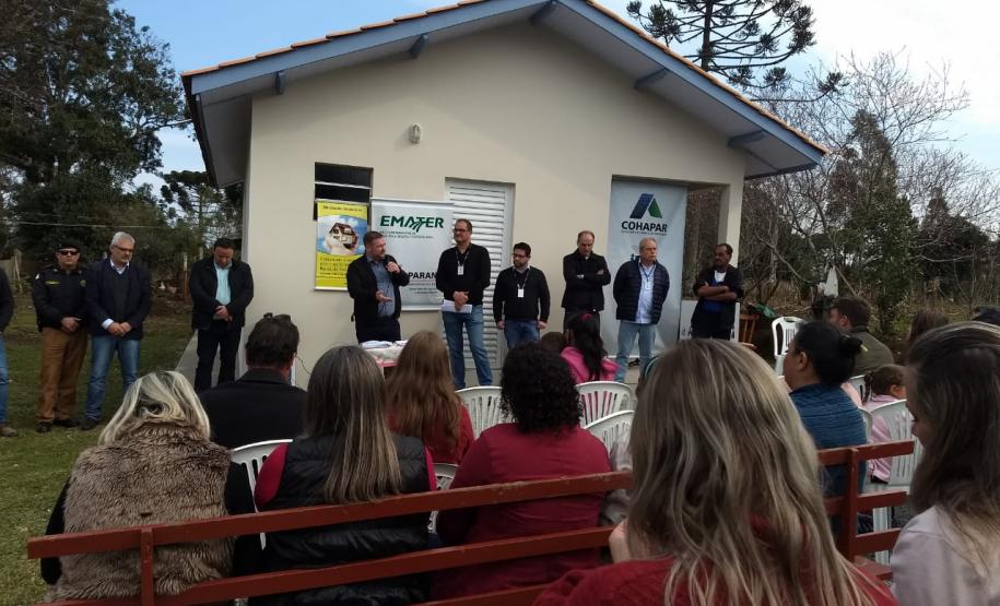 As chaves 37 novas casas populares foram entregues nesta sexta-feira (19) a famílias de pequenos produtores agrícolas da área rural de General Carneiro, na região Sul do Paraná. As moradias foram viabilizadas através de um trabalho conjunto do Governo Estado com o Governo Federal e a prefeitura.