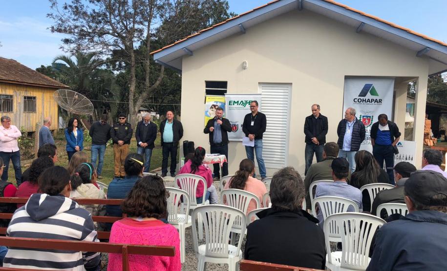 As chaves 37 novas casas populares foram entregues nesta sexta-feira (19) a famílias de pequenos produtores agrícolas da área rural de General Carneiro, na região Sul do Paraná. As moradias foram viabilizadas através de um trabalho conjunto do Governo Estado com o Governo Federal e a prefeitura.