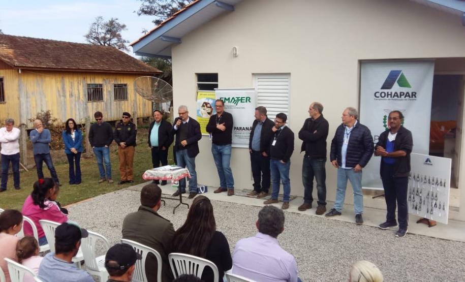 As chaves 37 novas casas populares foram entregues nesta sexta-feira (19) a famílias de pequenos produtores agrícolas da área rural de General Carneiro, na região Sul do Paraná. As moradias foram viabilizadas através de um trabalho conjunto do Governo Estado com o Governo Federal e a prefeitura.