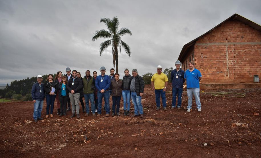 Comitiva internacional acompanha obras de casas populares no Paraná Uma comitiva de integrantes do Banco Interamericano de Desenvolvimento (BID) esteve no Paraná para acompanhar obras de construção de casas populares na última semana. Acompanhados de técnicos da Cohapar e da Secretaria de Estado da Justiça, Família e Trabalho, eles conferiram detalhes de empreendimentos habitacionais em Cantagalo, Fernandes Pinheiro, Rebouças e Teixeira Soares.