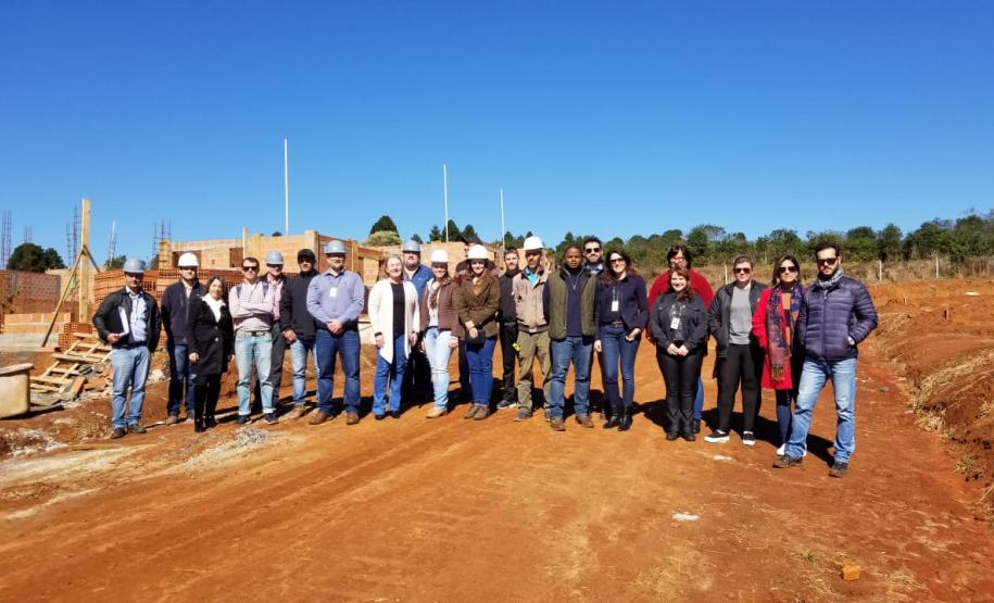 Comitiva internacional acompanha obras de casas populares no Paraná Uma comitiva de integrantes do Banco Interamericano de Desenvolvimento (BID) esteve no Paraná para acompanhar obras de construção de casas populares na última semana. Acompanhados de técnicos da Cohapar e da Secretaria de Estado da Justiça, Família e Trabalho, eles conferiram detalhes de empreendimentos habitacionais em Cantagalo, Fernandes Pinheiro, Rebouças e Teixeira Soares.