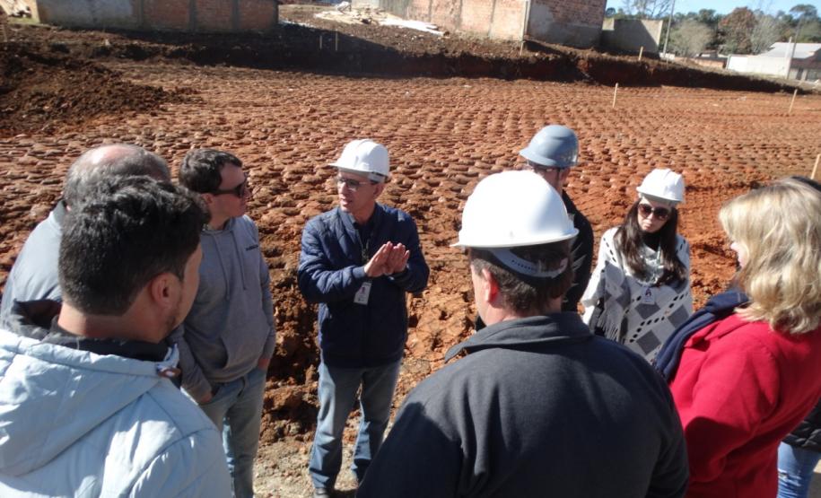 Comitiva internacional acompanha obras de casas populares no Paraná Uma comitiva de integrantes do Banco Interamericano de Desenvolvimento (BID) esteve no Paraná para acompanhar obras de construção de casas populares na última semana. Acompanhados de técnicos da Cohapar e da Secretaria de Estado da Justiça, Família e Trabalho, eles conferiram detalhes de empreendimentos habitacionais em Cantagalo, Fernandes Pinheiro, Rebouças e Teixeira Soares.