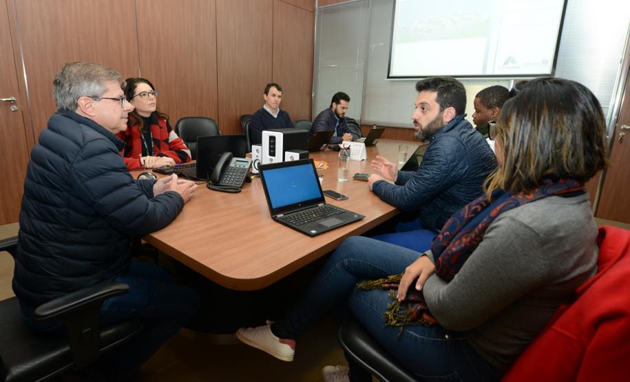 Uma comitiva de integrantes do Banco Interamericano de Desenvolvimento (BID) esteve no Paraná para acompanhar obras de construção de casas populares na última semana. Acompanhados de técnicos da Cohapar e da Secretaria de Estado da Justiça, Família e Trabalho, eles conferiram detalhes de empreendimentos habitacionais em Cantagalo, Fernandes Pinheiro, Rebouças e Teixeira Soares.