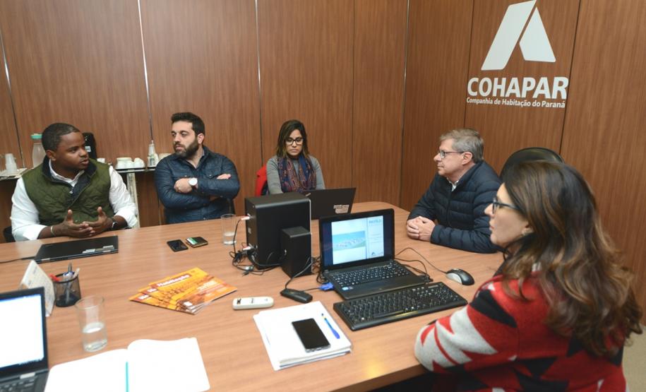 Uma comitiva de integrantes do Banco Interamericano de Desenvolvimento (BID) esteve no Paraná para acompanhar obras de construção de casas populares na última semana. Acompanhados de técnicos da Cohapar e da Secretaria de Estado da Justiça, Família e Trabalho, eles conferiram detalhes de empreendimentos habitacionais em Cantagalo, Fernandes Pinheiro, Rebouças e Teixeira Soares.