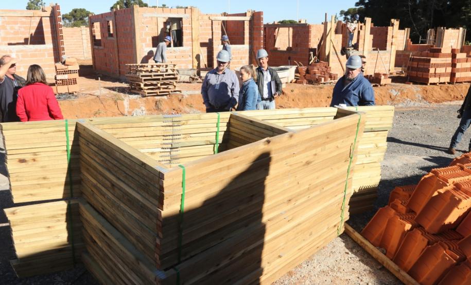 Comitiva internacional acompanha obras de casas populares no Paraná Uma comitiva de integrantes do Banco Interamericano de Desenvolvimento (BID) esteve no Paraná para acompanhar obras de construção de casas populares na última semana. Acompanhados de técnicos da Cohapar e da Secretaria de Estado da Justiça, Família e Trabalho, eles conferiram detalhes de empreendimentos habitacionais em Cantagalo, Fernandes Pinheiro, Rebouças e Teixeira Soares.
