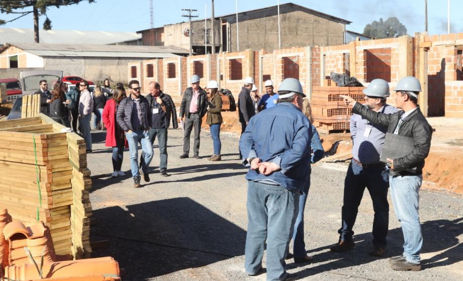 Comitiva internacional acompanha obras de casas populares no Paraná Uma comitiva de integrantes do Banco Interamericano de Desenvolvimento (BID) esteve no Paraná para acompanhar obras de construção de casas populares na última semana. Acompanhados de técnicos da Cohapar e da Secretaria de Estado da Justiça, Família e Trabalho, eles conferiram detalhes de empreendimentos habitacionais em Cantagalo, Fernandes Pinheiro, Rebouças e Teixeira Soares.