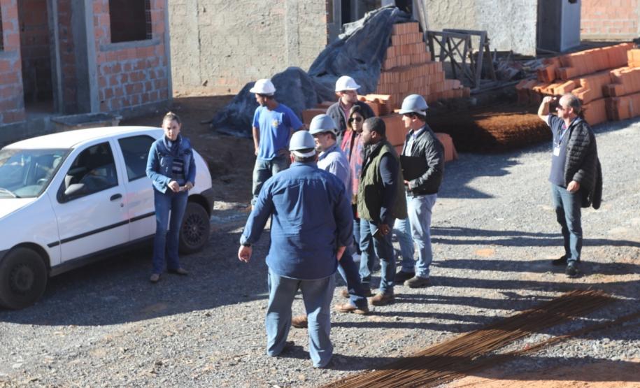 Comitiva internacional acompanha obras de casas populares no Paraná Uma comitiva de integrantes do Banco Interamericano de Desenvolvimento (BID) esteve no Paraná para acompanhar obras de construção de casas populares na última semana. Acompanhados de técnicos da Cohapar e da Secretaria de Estado da Justiça, Família e Trabalho, eles conferiram detalhes de empreendimentos habitacionais em Cantagalo, Fernandes Pinheiro, Rebouças e Teixeira Soares.