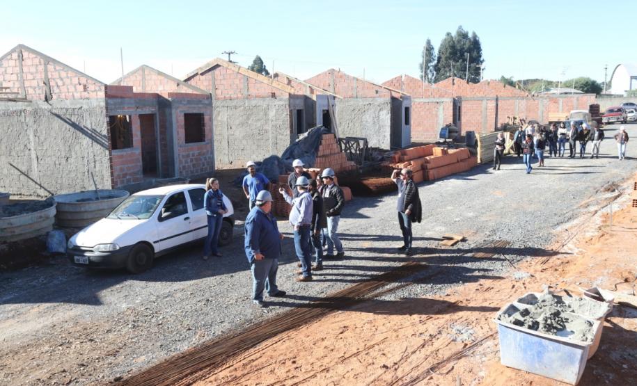 Comitiva internacional acompanha obras de casas populares no Paraná Uma comitiva de integrantes do Banco Interamericano de Desenvolvimento (BID) esteve no Paraná para acompanhar obras de construção de casas populares na última semana. Acompanhados de técnicos da Cohapar e da Secretaria de Estado da Justiça, Família e Trabalho, eles conferiram detalhes de empreendimentos habitacionais em Cantagalo, Fernandes Pinheiro, Rebouças e Teixeira Soares.