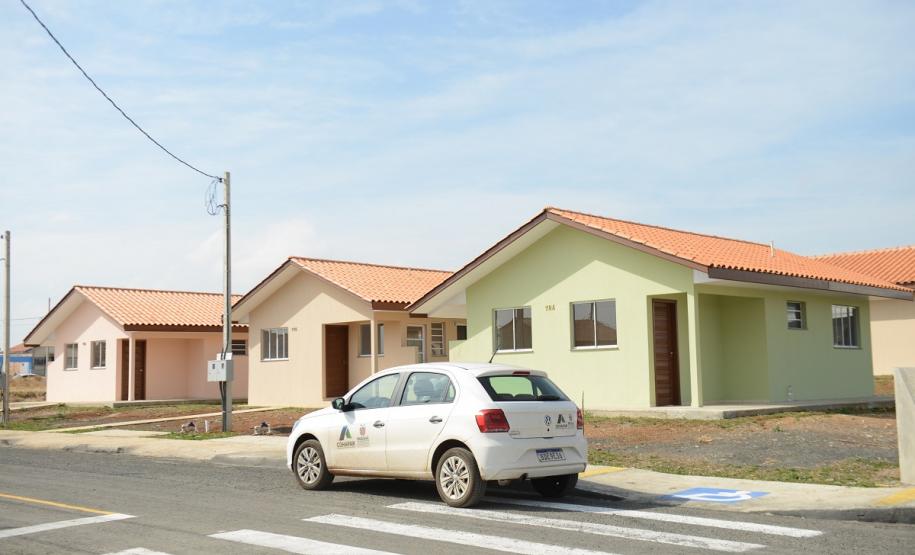 Famílias de Prudentópolis recebem as chaves da casa própria Quarenta e nove famílias de Prudentópolis, na região Centro-Sul do Paraná, receberam as chaves da casa própria nesta quinta-feira (25). As moradias foram entregues pelo governador Carlos Massa Ratinho Junior em evento com as famílias, com o prefeito Adelmo Luiz Klosowski, o presidente da Cohapar, Jorge Lange, e lideranças da região.