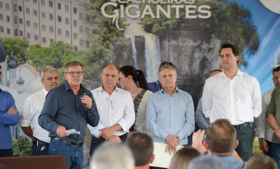 Famílias de Prudentópolis recebem as chaves da casa própria Quarenta e nove famílias de Prudentópolis, na região Centro-Sul do Paraná, receberam as chaves da casa própria nesta quinta-feira (25). As moradias foram entregues pelo governador Carlos Massa Ratinho Junior em evento com as famílias, com o prefeito Adelmo Luiz Klosowski, o presidente da Cohapar, Jorge Lange, e lideranças da região.